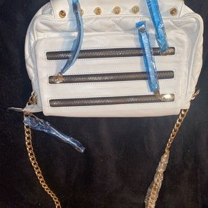 White quilted purse with gold zipper & gold chain strap